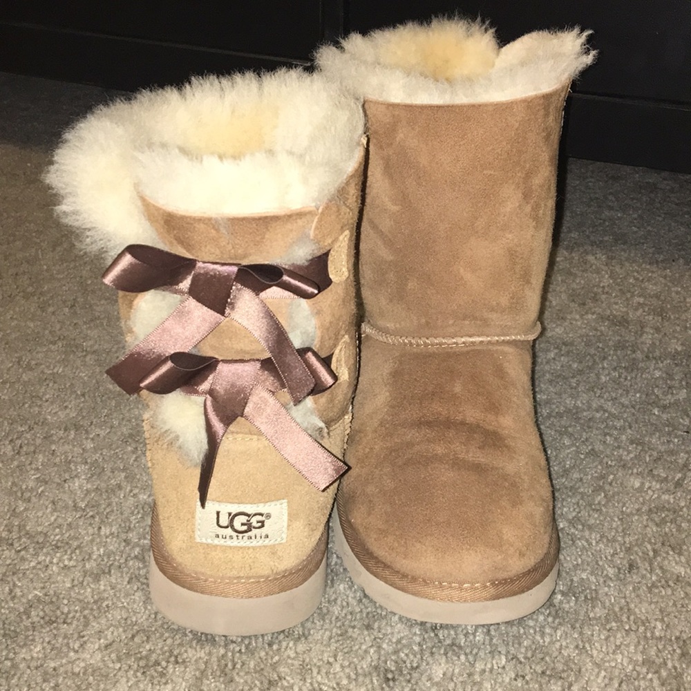 Woman's ugg Bailey bow Chessnut